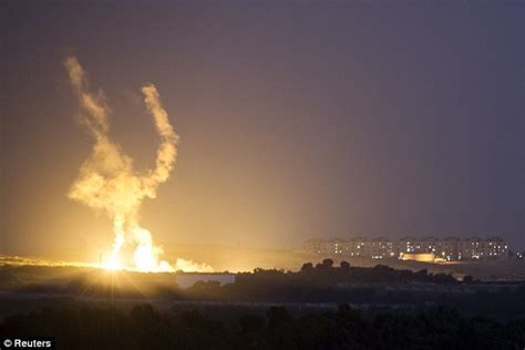 Cnn Reporter Calls Israelis Who Gathered To Watch Gaza Bombardment Scum Daily Mail Online