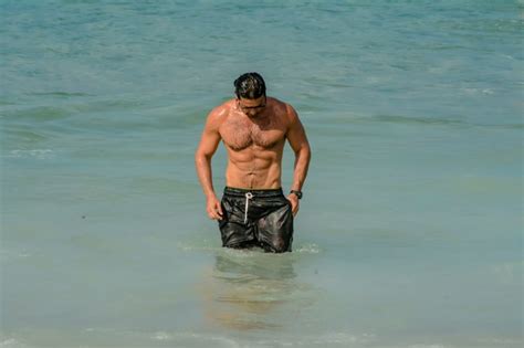Sérgio Marone Ostenta Corpo Musculoso Na Praia De Ipanema