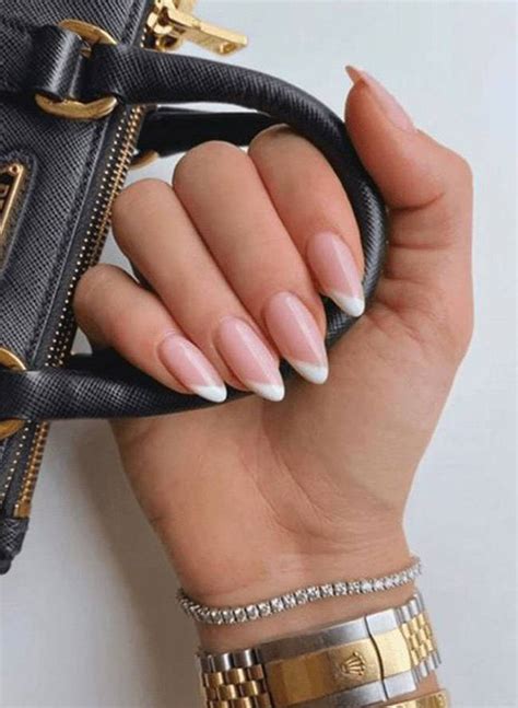 Uñas almendras nude la manicura clásica de JLo ideal para mujeres de