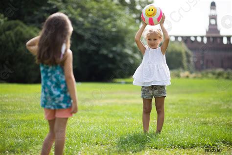 Dos Niñas Jugando Con La Pelota Foto De Stock Crushpixel