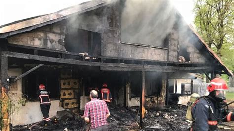 Çıkan yangında tek katlı ev ve baraka kullanılamaz hale geldi Özgün