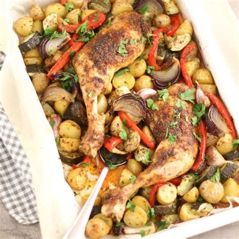 Verwarm de oven voor op 180°c. Geroosterde kip met groente en aardappeltjes uit de oven ...