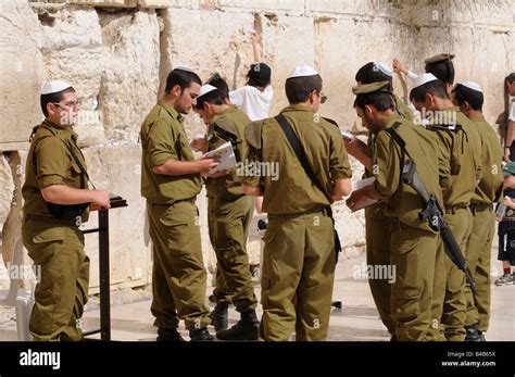 Grupo De Soldados Israelíes Orando En El Muro De Las Lamentaciones En