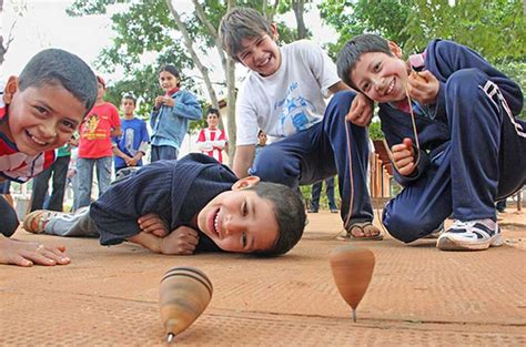 Para jugar, lo primero es que cada niño tenga su sombrero. Juegos que quedaran en la memoria de cada salvadoreño | Imagenes de El Salvador
