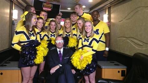 Jay Bilas Takes Fantastic Photo With Michigan Cheerleaders