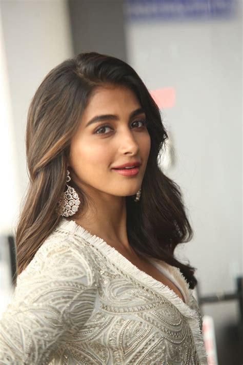 Pooja hegde gorgeous in pink embroidered lehenga at lakme fashion week 2019 the winter/fall edition of lakme fashion week 2019 was kickstarted on 20 august, with katrina kaif turning. Pooja hegde hot Gallery - Tamil Cine Stars