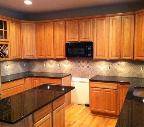 I am wondering what color of granite to put on my honey / golden oak cabinets in the house i am selling. tile backsplash, granite countertop & oak colored cupboards | light colored oak cabinets with ...