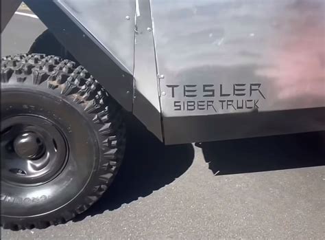 テスラ サイバートラック がなかなか発売されないから 米国のコメディアンが自分でtestler Siber Truck を作ってしまいました