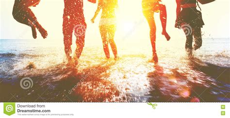 Concepto De Las Vacaciones De Verano De La Playa De La Libertad De La Amistad Imagen De Archivo