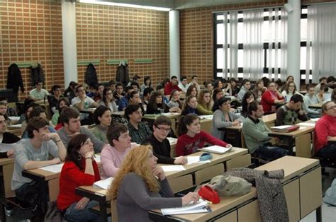 Los Profesores Y Alumnos Españoles Dedican Más Horas Lectivas Que La