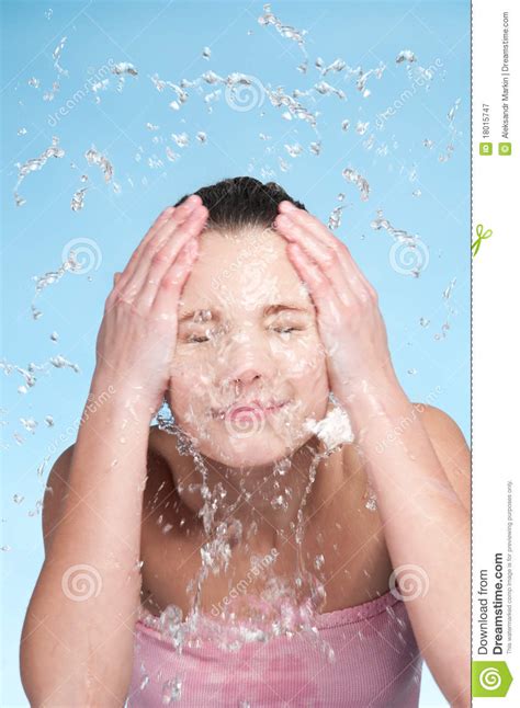 Most parents start with the baby's face and move down to dirtier parts of the body. Girl In Bath That Washing Face In Cold Water Stock Image ...