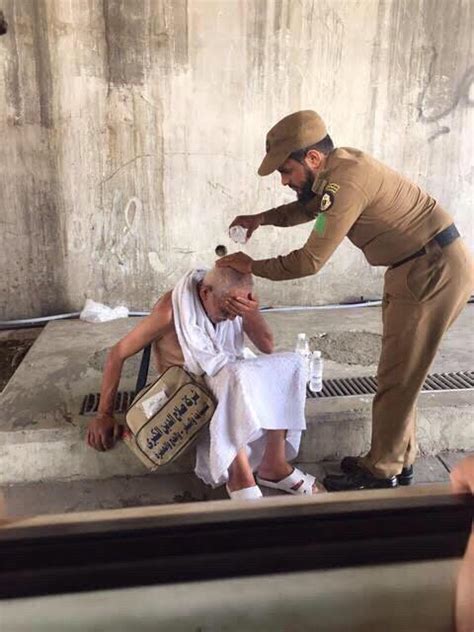 صور تبرز إنسانية رجل أمن في تعامله مع حاج مسن الأكثر تداولاً أخبار 24