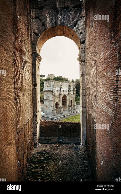 Archway Nel Colosseo Con Arco Di Costantino Il Mondo Noto Punto Di