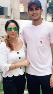 Shubman gill with his sister. Shubman Gill Age, Wiki, Height,Family, IPL, Stats, Bio & more