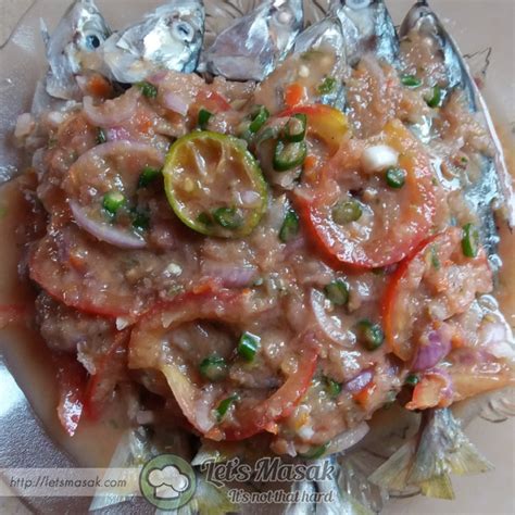 Ikan kembung(ikan direbus dengan sedikit garam dan asam keping) bahan untuk air asam: Ikan Kembung Air Asam Recipe | LetsMasak