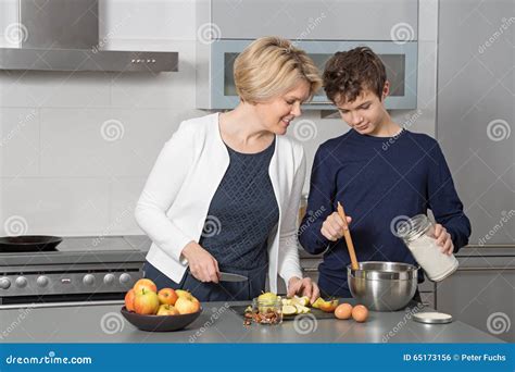 Madre E Hijo En La Cocina Foto De Archivo Imagen De Color 65173156