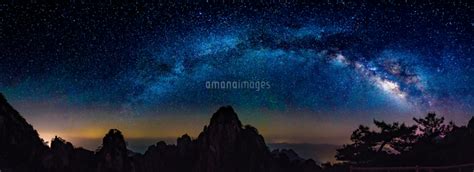 Milky Way Of The Galaxy In Mount Huangshan 11116004489 の写真素材・イラスト素材｜アマナ