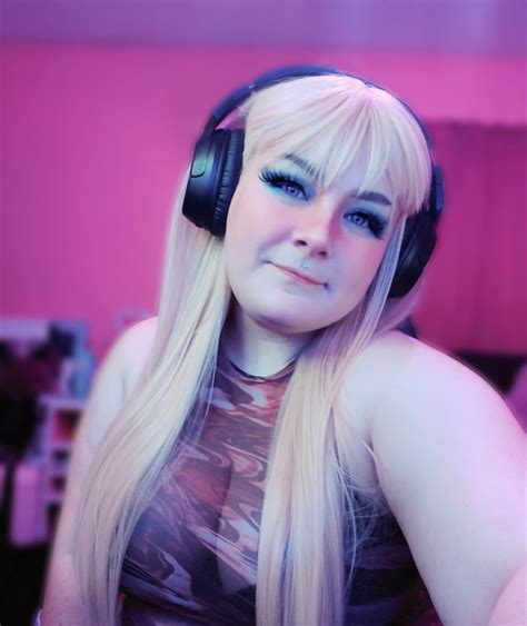 tw pornstars hannabnanna twitter streamer girl back on today playing the forest and destiny