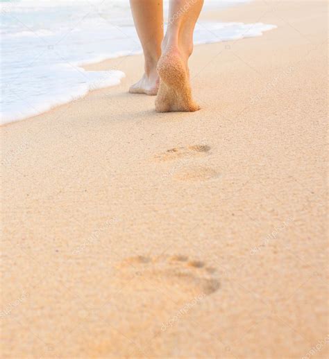 Photo Of Woman Walking On Beach Woman Walking On Beach Leaving Footprints In The Sand — Stock