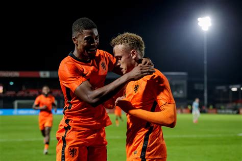 Noa noëll lang (capelle aan den ijssel, 17 juni 1999) is een nederlands voetballer die doorgaans als vleugelspeler speelt. Noa Lang assina com o Club Brugge KV - Futebol Holandês