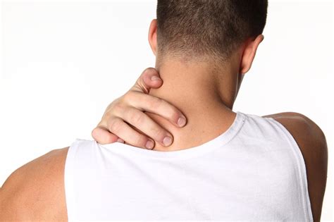 Dor no pescoço conheça possíveis causas e sintomas