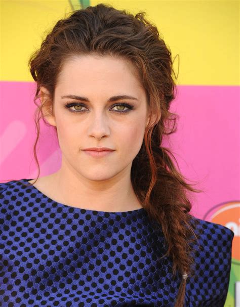 dying to try kristen stewart s purple smoky eye here are the products you need glamour