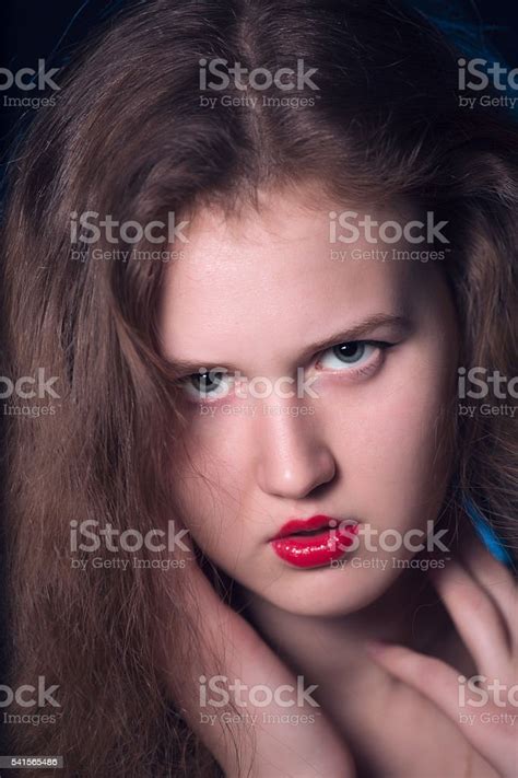 Schöne Teen Mädchen Mit Langen Lockigen Haaren Und Roten Lippen Stockfoto Und Mehr Bilder Von