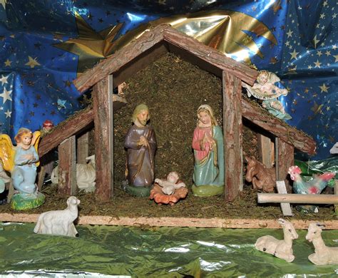 Natal dirayakan dalam kebaktian malam pada tanggal 24 desember dan kebaktian pagi tanggal 25 desember. Gambar Natal Bayi Dalam Palungan : Tanda Yang Mengagumkan Dari Gua Natal - Feliz navidad feliz ...