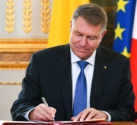 Klaus Iohannis A Promulgat Legea Ce Romani Ies La Pensie Mai Devreme