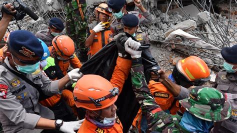 Third Strong Earthquake Shakes Lombok As Death Toll Tops 319 News Khaleej Times