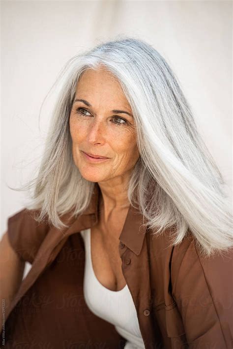 Long White Hair Silver Grey Hair Natural White Hair Beautiful Women Over 50 Beautiful Old