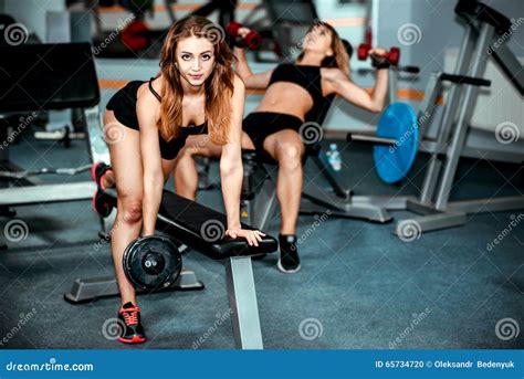 Twee Jonge Meisjestraining In De Gymnastiek Stock Foto Image Of