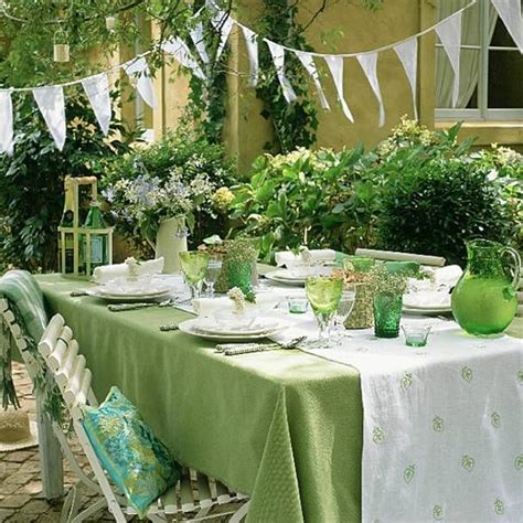 30 Delightful Outdoor Dining Area Design Ideas Green Tablecloth