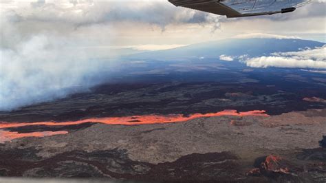 Satellites Watch Mauna Loa Worlds Largest Active Volcano Erupt In