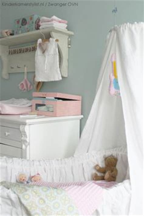 Combineer het met het andere behang van little dutch in de kleur blauw voor een vrolijk geheel. Babykamers on Pinterest | Nurseries, Cribs and Baby Cots