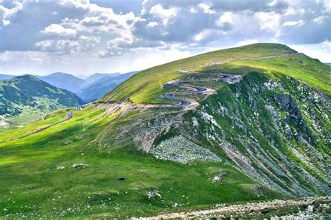 Find location, trail maps and piste maps covering the mountains 654m of vertical. Transalpina poze Transfagarasan • imagini cu traseele montane