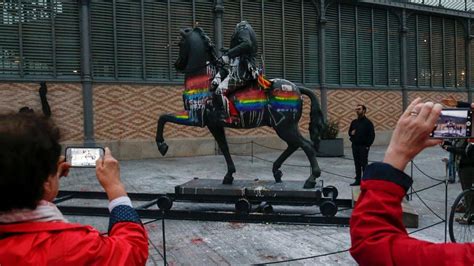 Una Estatua De Franco Revive El Debate Sobre Su Legado En España Español