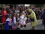 La Regina Elisabetta alla porta di Brandeburgo di Berlino - YouTube