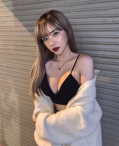 Vạch áo khoe nội y giữa phố xá rét căm căm hotgirl trở thành cô gái can đảm nhất năm Netizen