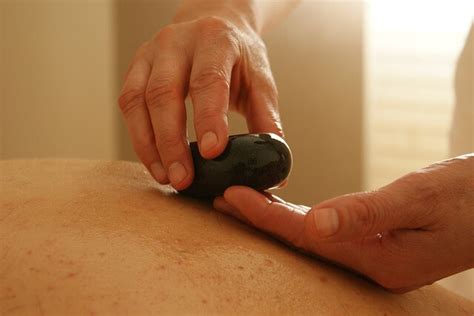 Massagem Com Pedras Quentes Conheça Seus Benefícios