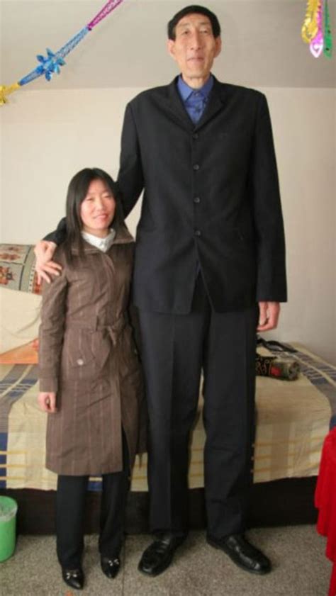 Worlds Tallest Man Marries Small Woman Tall People Tall Guys How