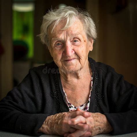 Ritratto Di Una Donna Anziana Felice Fotografia Stock Immagine Di Sorridere Anziano
