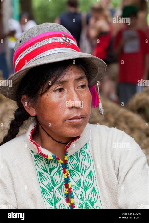 Atuendo Tradicional Quechua Fotografías E Imágenes De Alta Resolución