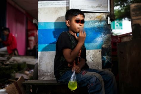 37 Foto Keren Anak Kecil Merokok Hijane Gambar