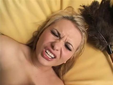 Cette Jolie Blonde Excitée Aime Quand Ses Trous Mouillés Se Font Défoncer Par Un énorme Poteau