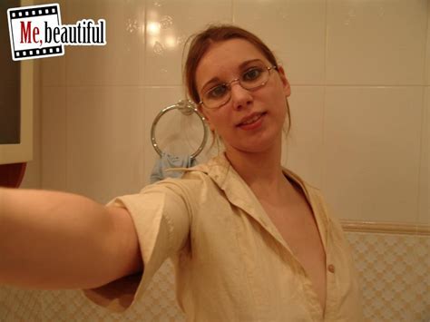 una jugosa aspirante a modelo con gafas se graba sus grandes tetas en el baño fotos porno xxx