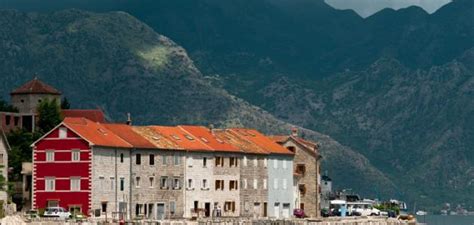 مدينة بار الساحلية في الجبل الأسود, صاحبة اكبر ميناء تجاري والكثير من. دولة الجبل الأسود - موضوع