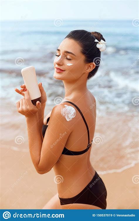 Beauty Woman Applying Sunscreen Creme On Tanned Shoulder Skincare Body Sun Protection Suncream