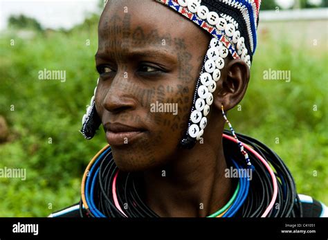 The Peul / Fula / Fulani women decorate their faces and bodies with ...