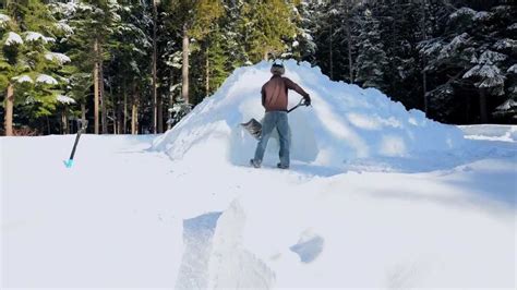 How To Build A Snow Cave In Three Minutes Snow Fort Snow Winter Diy